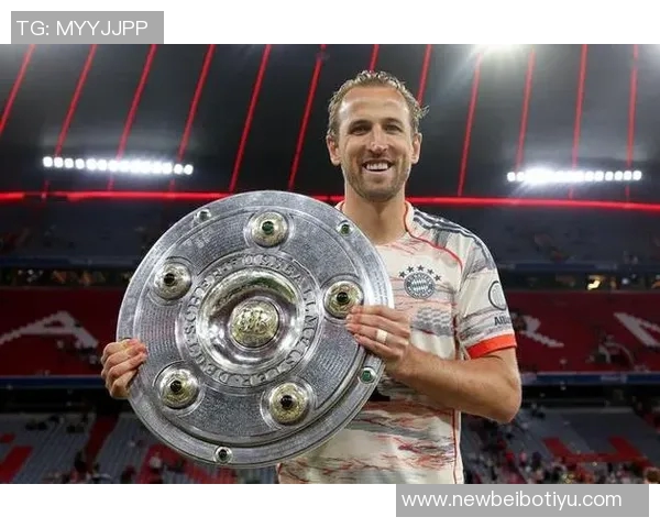 凯恩寒风中挥杆打高尔夫穆勒点赞为他加油打气